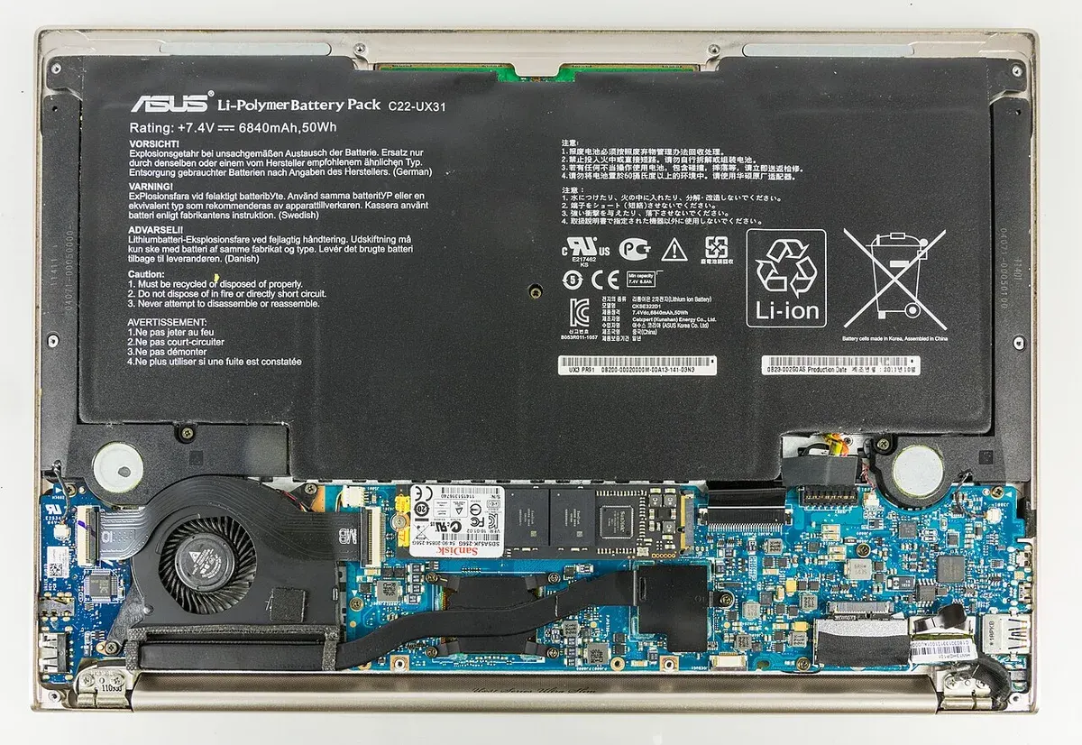 ASUS Zenbook 14 OLED Review (2026) — design detail