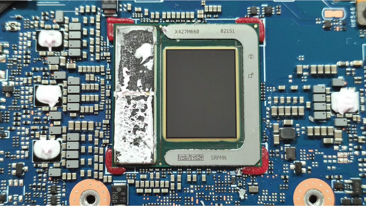 ASUS Zenbook 14 OLED Review (2026) — chassis detail