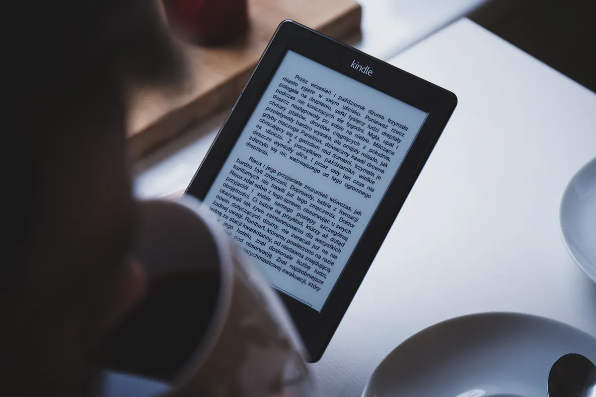 Kindle Colorsoft Review (2026) — reading at home